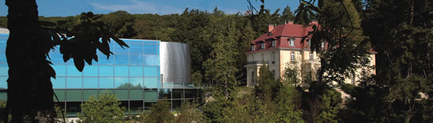 Blick auf das Bürogebäude von Fidelity International und die Villa Mumm - Copyright © im Bildnachweis Blick auf das Bürogebäude von Fidelity International und die Villa Mumm - Copyright © im Bildnachweis